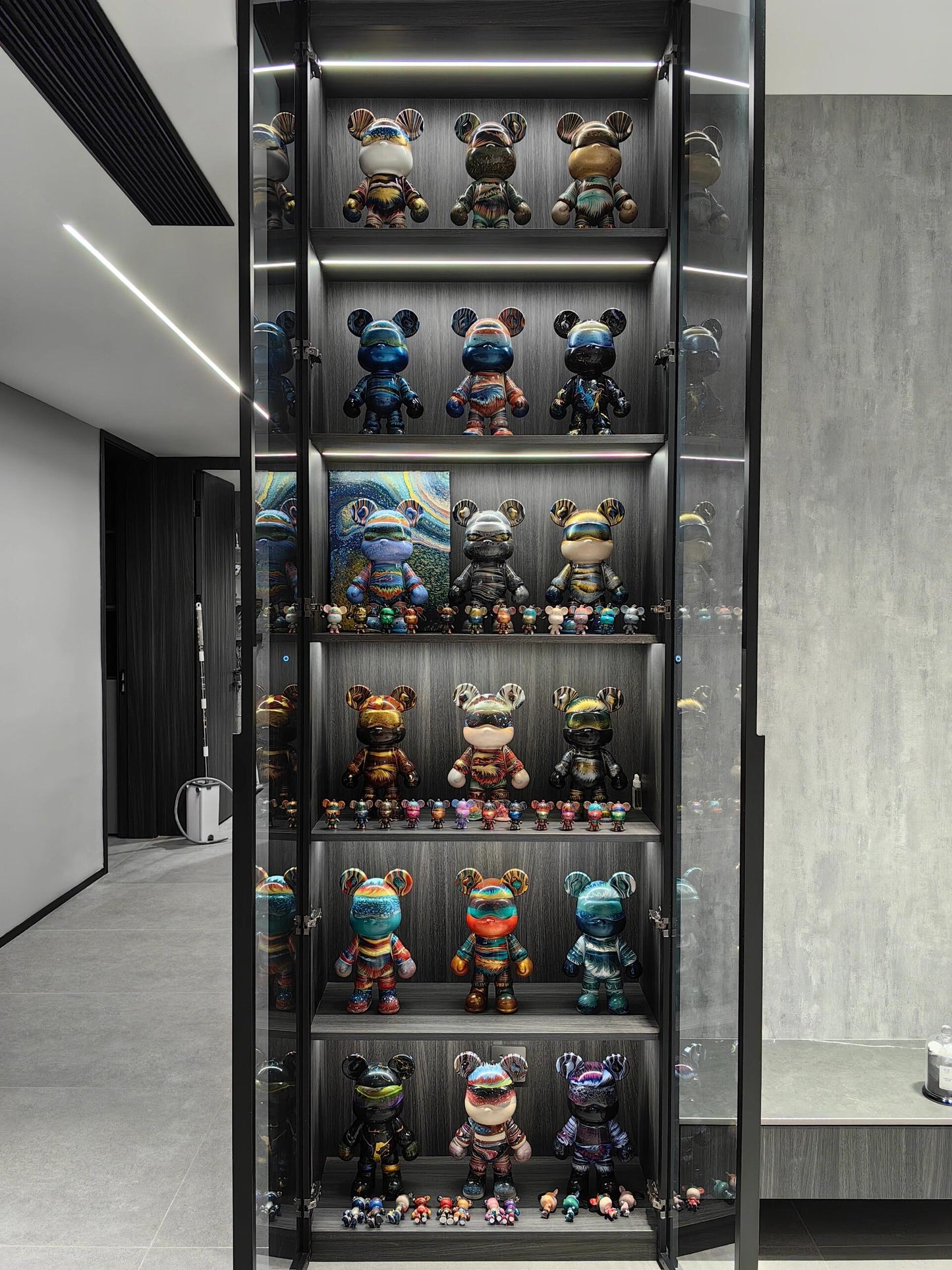 「Stellar Odyssey」Fluid Art Bear Figurine: Trap the Galaxy’s Vibrance in Your Space